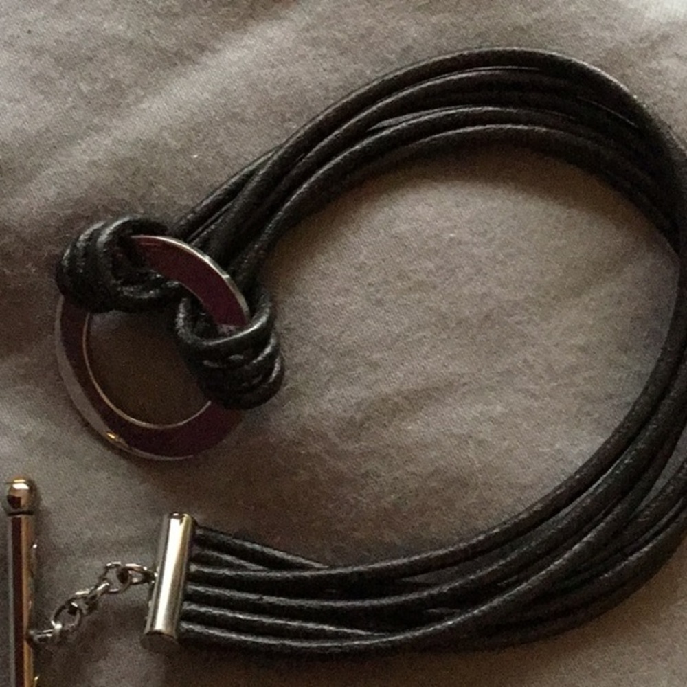 Black leather bracelet size 6 1/2- 7 inches - Picture 1 of 3